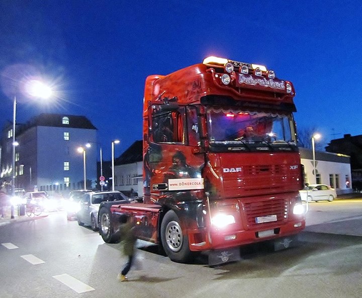 Die Kinder wollten alle mit den DÖNER COLA Truck mit fahren :) – Dönercola